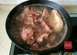 Illustration of how to make radish, beef brisket and mushroom stew 1