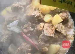 Illustration of how to make pork ribs and stewed potatoes 18