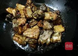 Illustration of how to cook pork ribs with small potatoes 5