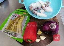 Sour Illustration of how to make cuttlefish with bamboo shoots 1