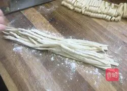 Illustration of how to make stir-fried mutton dumplings 3