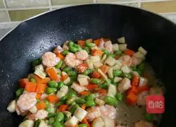 Illustration of how to make stir-fried shrimps with three diced shrimps 6