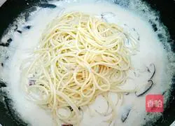 Illustration of how to make creamy bacon pasta 15