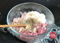 Illustration of how to make fresh lotus root balls 1