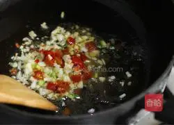 Illustration of how to make scallion oil and sea melon seeds 4