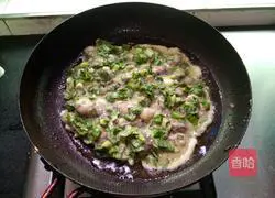 Illustration of how to stir-fry oysters with green garlic 10