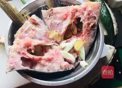 Illustration of how to make steamed fish head with chopped pepper 1