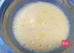 Illustration of how to make red yeast cream cake roll 3