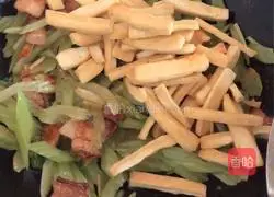 Illustration of how to stir-fry pork belly and dried celery 10