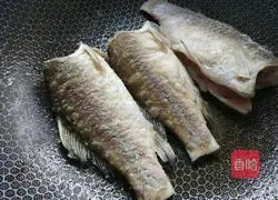 Illustration of how to make barbecue-flavored braised fish 5