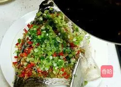 Illustration of how to make fish head with chopped pepper 11