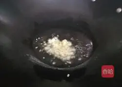 Illustration of how to make scrambled eggs with small river shrimp 3