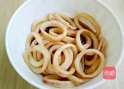 Illustration of how to make squid rings 1