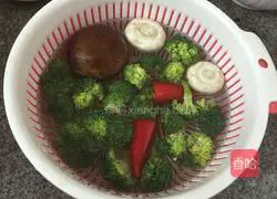 Illustration of how to make seafood spaghetti 1