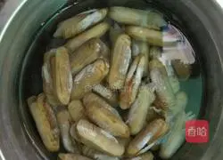 Illustration of how to make garlic razor clams 1