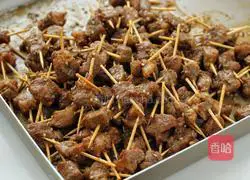 Illustration of how to make grilled toothpick meat 8