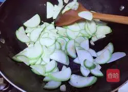 Illustration of how to make fried zucchini with tomato sauce 7