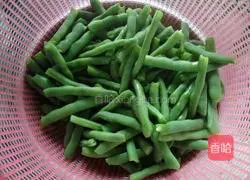 Illustration of how to stir-fry green beans with bacon 8