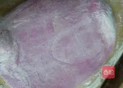 Illustration of how to make pitaya peel juice hand-torn cakes 1