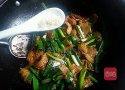 Illustration of how to make salt-fried pork 9