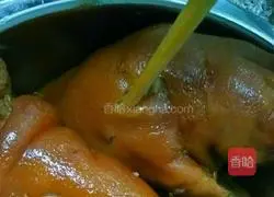 Illustration of how to make rice cooker sauced pig's trotters 17