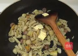 Illustration of how to make fried pasta with potatoes and sausage 8