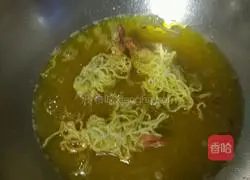 Illustration of how to make golden anchovy shrimp 7