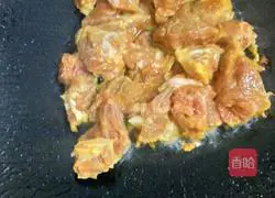 Illustration of how to make sauce-flavored pork ribs and braised potatoes 4