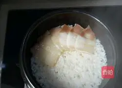 Double Cured Meat Illustration of how to make claypot rice 6