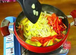 Illustration of how to make smoked salmon and stir-fried vegetables 11