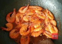 Illustration of how to make tomato sauce prawns 10