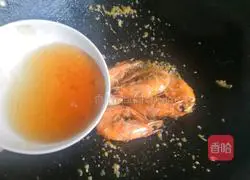 Illustration of braised prawns in oil 9