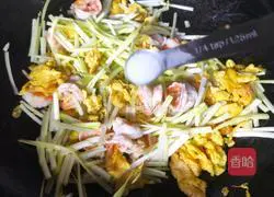 Illustration of how to make scrambled eggs with shrimps and chives 5