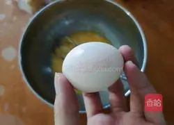 Illustration of how to make egg fish rolls 1