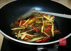 Meat wrapped in pot with dried plums and vegetables Illustration of how to do it 6