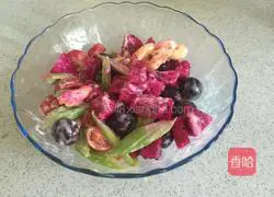 Illustration of how to make dragon fruit seafood salad 5