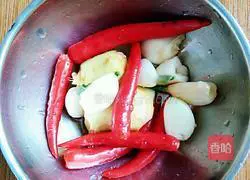 Illustration of how to make Xiangtan boiled crucian carp 2