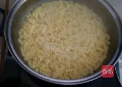 Illustration of how to make tomato and pork pasta 13