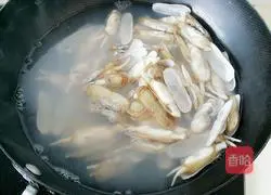 Illustration of how to stir-fry razor clams with ginger and green onions 2