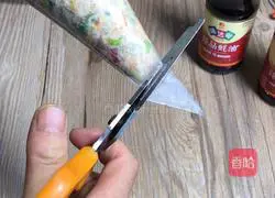 Illustration of how to make colorful shrimp rings 10