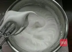 Illustration of how to make dragon fruit cream cake roll 8