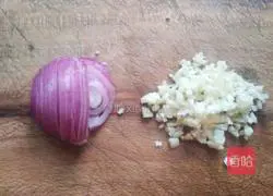 Illustration of how to make spicy stir-fried flower armor 1