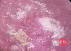 Illustration of how to make dragon fruit peel juice hand-shred pancakes 8