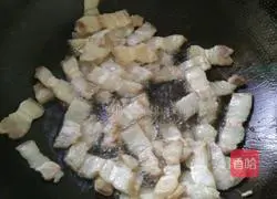 Illustration of how to make twice-cooked pork slices 4