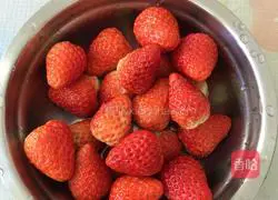 Illustration of how to make eight-inch cream-free strawberry mousse 2