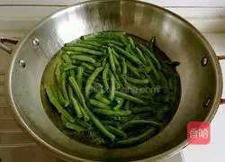 Illustration of how to make stir-fried green beans 5
