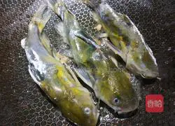 Illustration of how to cook poached eggs with yellow yatou 7