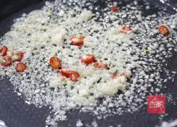 Illustration of how to make flower nail powder 7