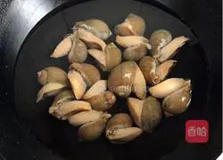 Illustration of how to make garlic paste, fake abalone and bitter chrysanthemum cold salad 2