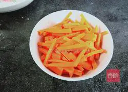 Illustration of the simple version of fish-flavored shredded pork 1